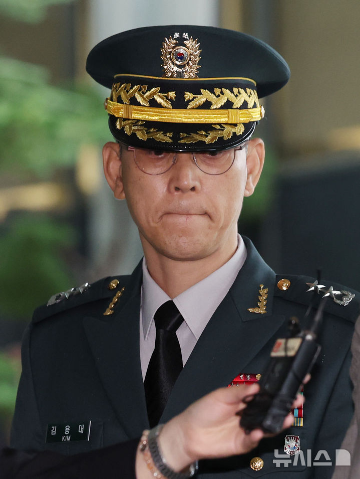 [서울=뉴시스] 김진아 기자 = 김용대 드론작전사령관이 17일 서울 서초구 서울고등법원에 마련된 조은석 내란 특검 사무실에 피의자 신분으로 출석하고 있다. 2025.07.17. bluesoda@newsis.com
