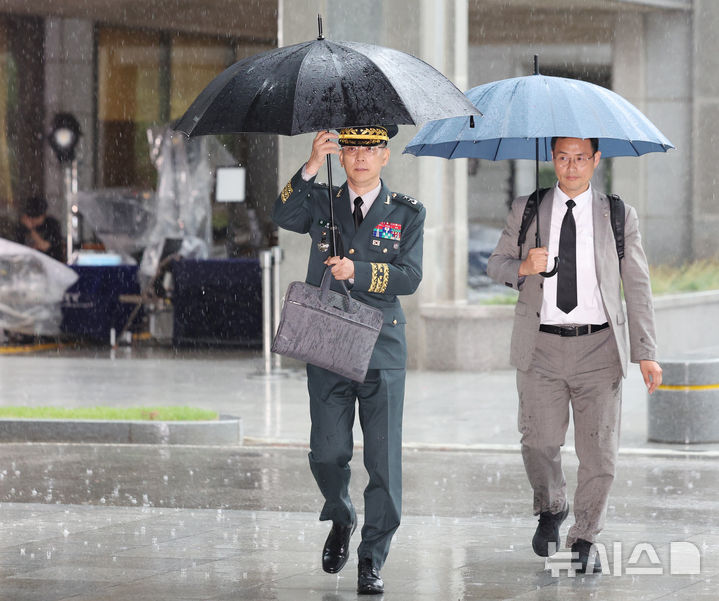 [서울=뉴시스] 김진아 기자 = 김용대 드론작전사령관이 지난 17일 서울 서초구 서울고등법원에 마련된 조은석 내란 특검 사무실에 피의자 신분으로 출석하고 있다. 2025.07.17. bluesoda@newsis.com