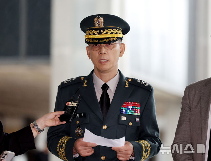 [서울=뉴시스] 김진아 기자 = 김용대 드론작전사령관이 지난달 17일 서울 서초구 서울고등법원에 마련된 조은석 내란 특검 사무실에 피의자 신분으로 출석, 입장을 밝히고 있다. 2025.07.17. bluesoda@newsis.com