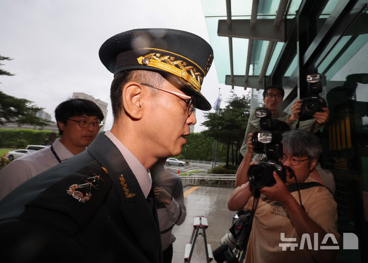 [서울=뉴시스] 김진아 기자 = 김용대 드론작전사령관이 17일 서울 서초구 서울고등법원에 마련된 조은석 내란 특검 사무실에 피의자 신분으로 출석하고 있다. 2025.07.17. bluesoda@newsis.com