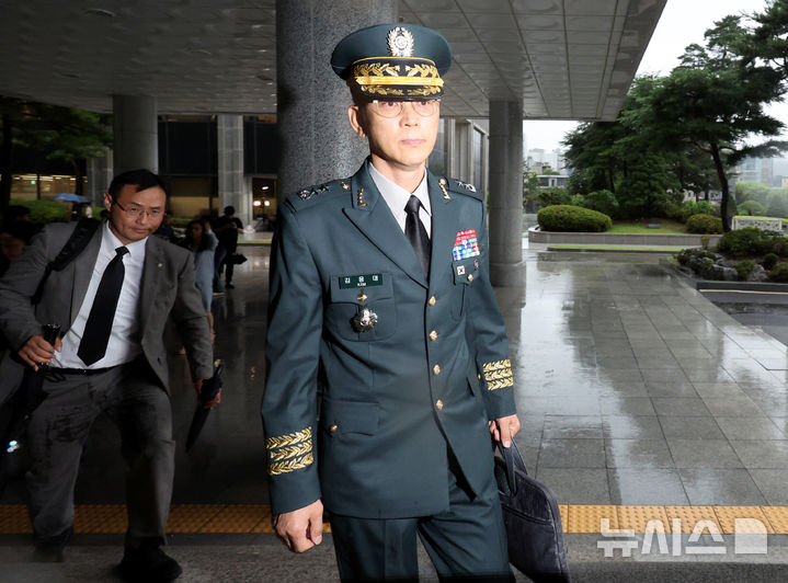 [서울=뉴시스] 김진아 기자 = 김용대 드론작전사령관이 17일 서울 서초구 서울고등법원에 마련된 조은석 내란 특검 사무실에 피의자 신분으로 출석하고 있다. 2025.07.17. bluesoda@newsis.com