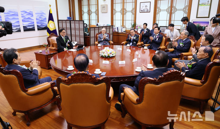 [서울=뉴시스] 국회사진기자단 = 우원식 국회의장이 17일 국회에서 열린 제77주년 제헌절 경축식에 앞서 전직 국회의장과 원로, 제헌유족 등과 환담하고 있다. 2025.07.17. photo@newsis.com