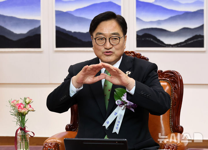 [서울=뉴시스] 국회사진기자단 = 우원식 국회의장이 17일 국회에서 열린 제77주년 제헌절 경축식에 앞서 전직 국회의장과 원로, 제헌유족 등과 환담하고 있다. 2025.07.17. photo@newsis.com