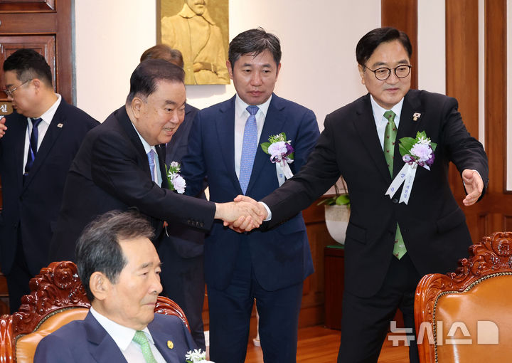 [서울=뉴시스] 국회사진기자단 = 우원식 국회의장이 17일 국회에서 열린 제77주년 제헌절 경축식에 앞서 전직 국회의장 등 원로들과 인사하고 있다. 2025.07.17. photo@newsis.com