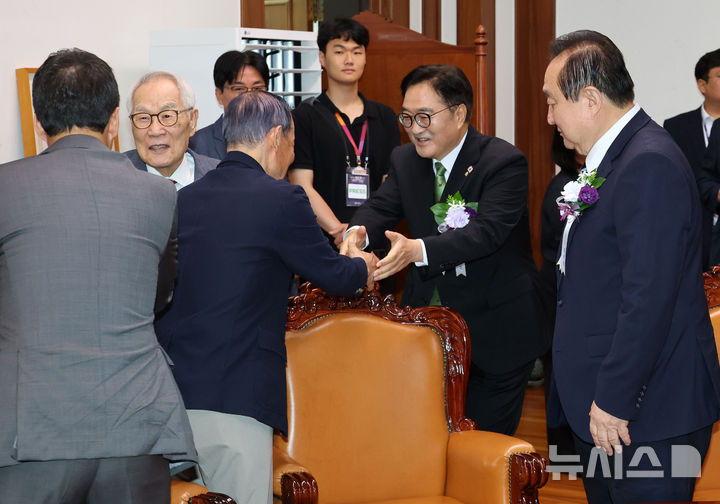 [서울=뉴시스] 국회사진기자단 = 우원식 국회의장이 17일 국회에서 열린 제77주년 제헌절 경축식에 앞서 전직 국회의장 등 원로들과 인사하고 있다. 2025.07.17. photo@newsis.com
