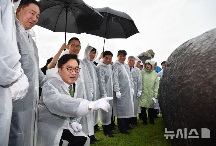 [서울=뉴시스] 국회사진기자단 = 17일 오전 서울 여의도 국회 잔디광장에서 열린 국회 상징석 제막식에서 우원식 국회의장 등 참석자들이 상징석을 살피고 있다. 상징석에는 국회가 민주주의의 보루로서 ‘12·3 비상계엄’ 해제를 이끌었다는 내용의 문구가 새겨져 있다. 2025.07.17. photo@newsis.com