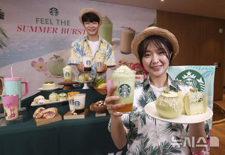 [서울=뉴시스] 모델들이 100만잔 판매고를 올린 '더 멜론 오브 멜론 프라푸치노' 음료를 들어보이고 있다. (사진= 뉴시스 DB) photo@newsis.com