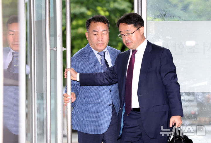 [서울=뉴시스] 조성우 기자 = 김계환 전 해병대 사령관이 17일 오전 서울 서초구 순직 해병 특별검사팀 사무실로 출석하고 있다. 2025.07.17. xconfind@newsis.com