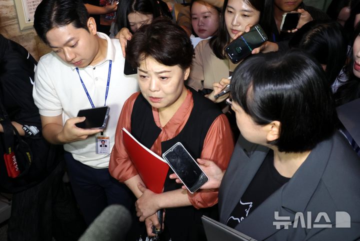 [서울=뉴시스] 조성봉 기자= 윤희숙 국민의힘 혁신위원장이 지난 17일 오전 서울 여의도 국회에서 비상대책위원회 회의 참석을 마치고 나오며 취재진의 질문에 답변하고 있다. 2025.07.17 suncho21@newsis.com