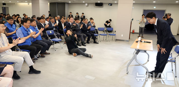 [세종=뉴시스] 강종민 기자 = 배경훈 과학기술정보통신부 장관이 17일 세종시 정부세종청사에서 취임식을 마친 뒤 가진 직원과의 대화에서 인사하고 있다. 2024.07.17. ppkjm@newsis.com