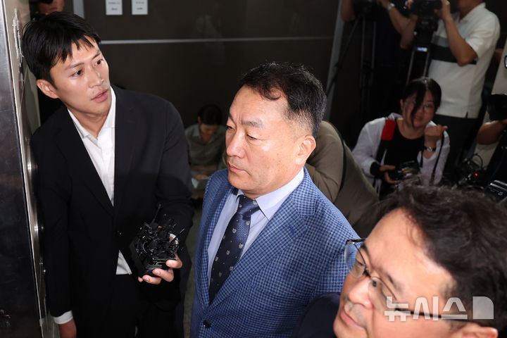 [서울=뉴시스] 조성우 기자 = 김계환(가운데) 전 해병대 사령관이 17일 오전 서울 서초구 순직 해병 특별검사팀 사무실로 출석하고 있다. 2025.07.17. xconfind@newsis.com