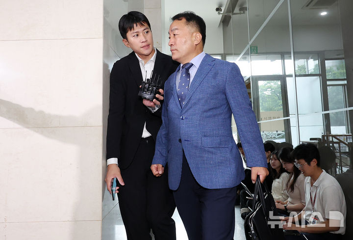[서울=뉴시스] 조성우 기자 = 김계환 전 해병대 사령관이 17일 오전 서울 서초구 순직 해병 특별검사팀 사무실로 출석하고 있다. 2025.07.17. xconfind@newsis.com