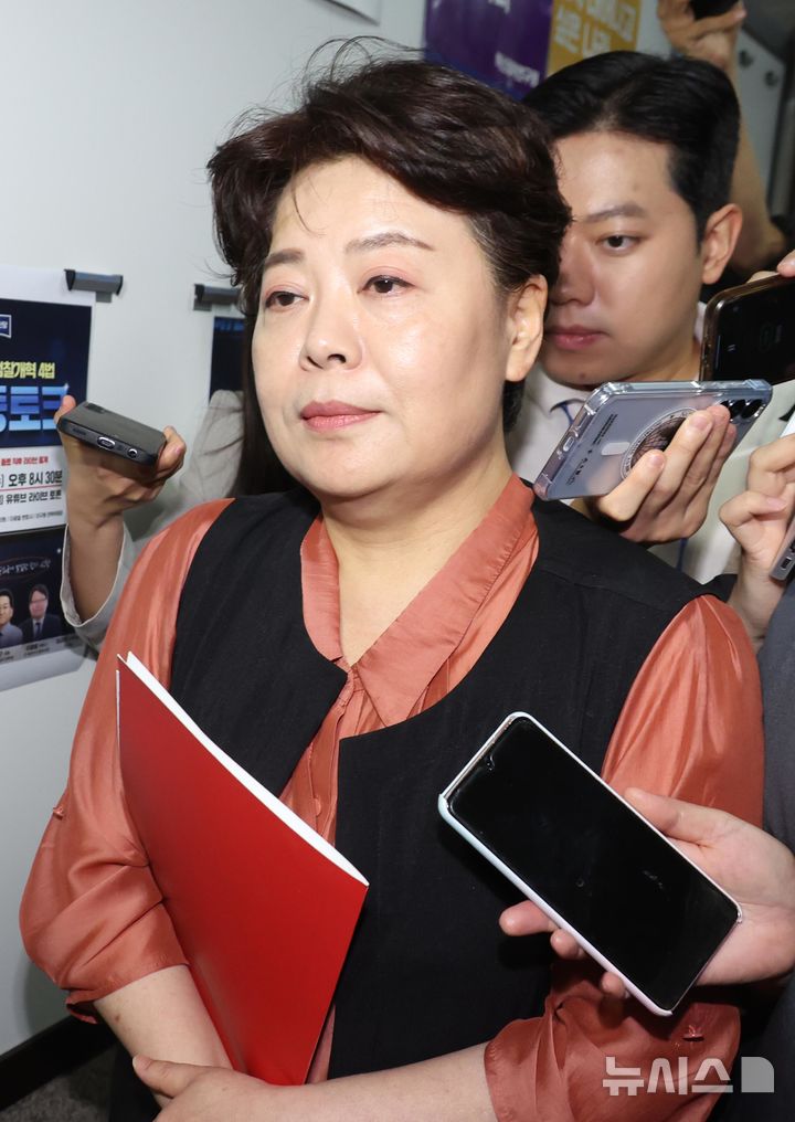 [서울=뉴시스] 조성봉 기자= 윤희숙 국민의힘 혁신위원장이 17일 오전 서울 여의도 국회에서 비상대책위원회 회의 참석을 마치고 이동하고 있다. 2025.07.17 suncho21@newsis.com