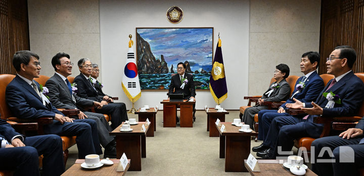 [서울=뉴시스] 국회사진기자단 = 우원식 국회의장이 17일 서울 여의도 국회에서 열린 제77주년 제헌절 경축식에 앞서 4부요인 및 감사원장, 여야 지도부 등과 환담하고 있다. 2025.07.17. photo@newsis.com
