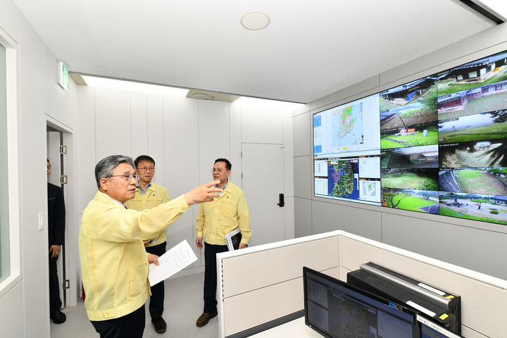 [서울=뉴시스] 허민(왼쪽) 국가유산청장이 17일 대전시 정부대전청사 국가유산청 재난안전상황실에서 국가유산 CCTV 모니터를 점검하며 관계자들에게 유산의 호우 대비를 당부하고 있다. (사진=국가유산청 제공) 2025.07.17. photo@newsis.com *재판매 및 DB 금지