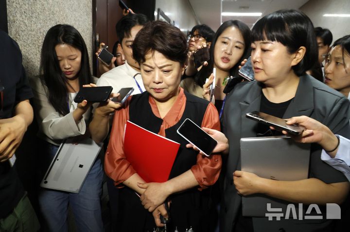 [서울=뉴시스] 조성봉 기자= 윤희숙 국민의힘 혁신위원장이 17일 오전 서울 여의도 국회에서 비상대책위원회 회의 참석을 마치고 나오며 취재진의 질문세례를 받고 있다. 2025.07.17 suncho21@newsis.com