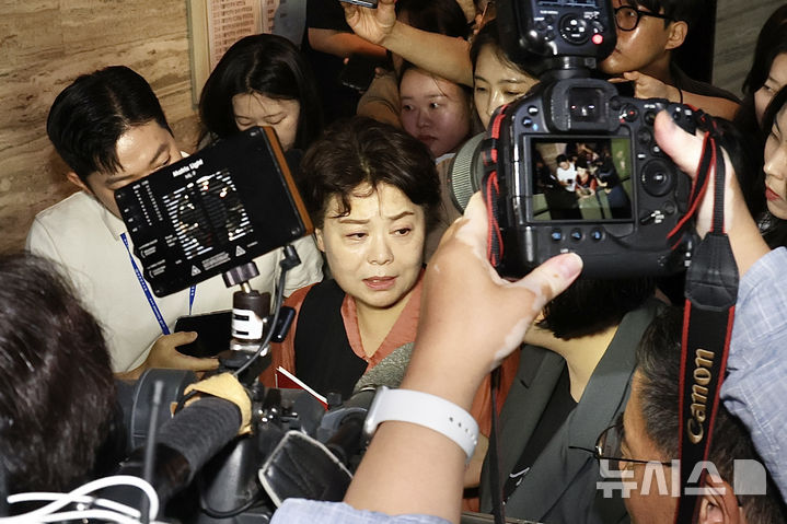 [서울=뉴시스] 김명년 기자 = 윤희숙 국민의힘 혁신위원장이 17일 서울 여의도 국회에서 열린 비공개 비상대책위원회의에 참석한 뒤 취재진에게 둘러싸여 있다. 2025.07.16. kmn@newsis.com