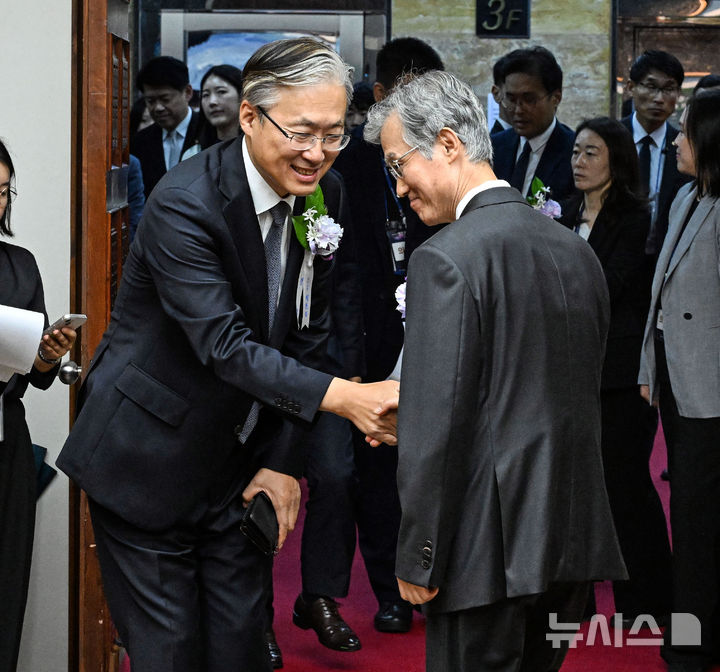 [서울=뉴시스] 국회사진기자단 = 조희대 대법원장과 김형두 헌법재판소장 권한대행이 17일 서울 여의도 국회에서 제77주년 제헌절 경축식에 앞서 열린 국회의장과의 사전환담에 참석해 인사를 나누고 있다. 2025.07.17. photo@newsis.com