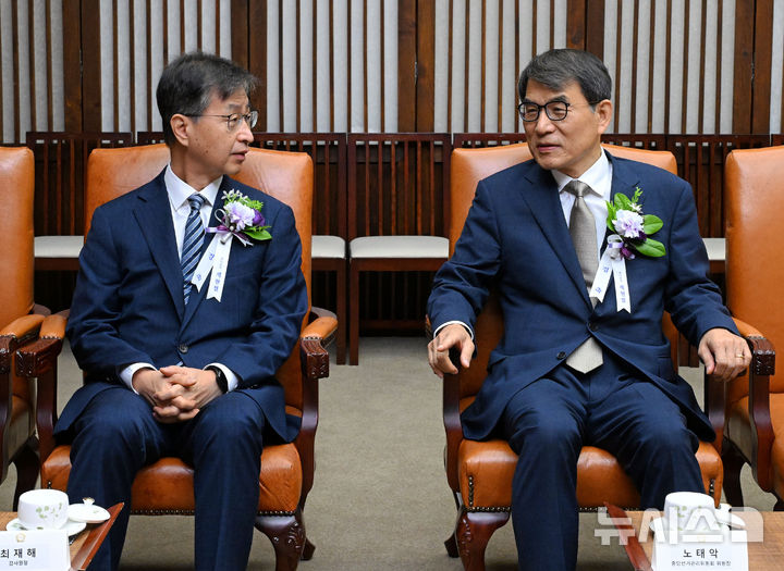 [서울=뉴시스] 국회사진기자단 = 노태악 중앙선거관리위원회 위원장과 최재해 감사원장이 17일 서울 여의도 국회에서 제77주년 제헌절 경축식에 앞서 열린 국회의장과의 사전환담에 참석해 이야기를 나누고 있다. 2025.07.17. photo@newsis.com