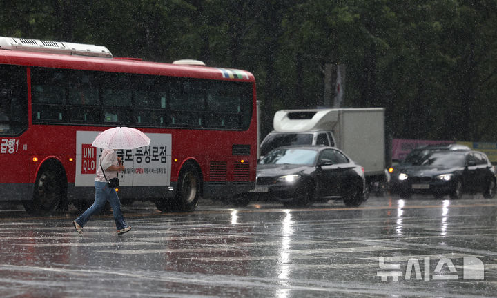 [대구=뉴시스] 이무열 기자 = 강한 비가 내리는 17일 대구 중구 종각네거리에서 우산을 쓴 한 시민이 횡단보도를 건너고 있다. 2025.07.17. lmy@newsis.com