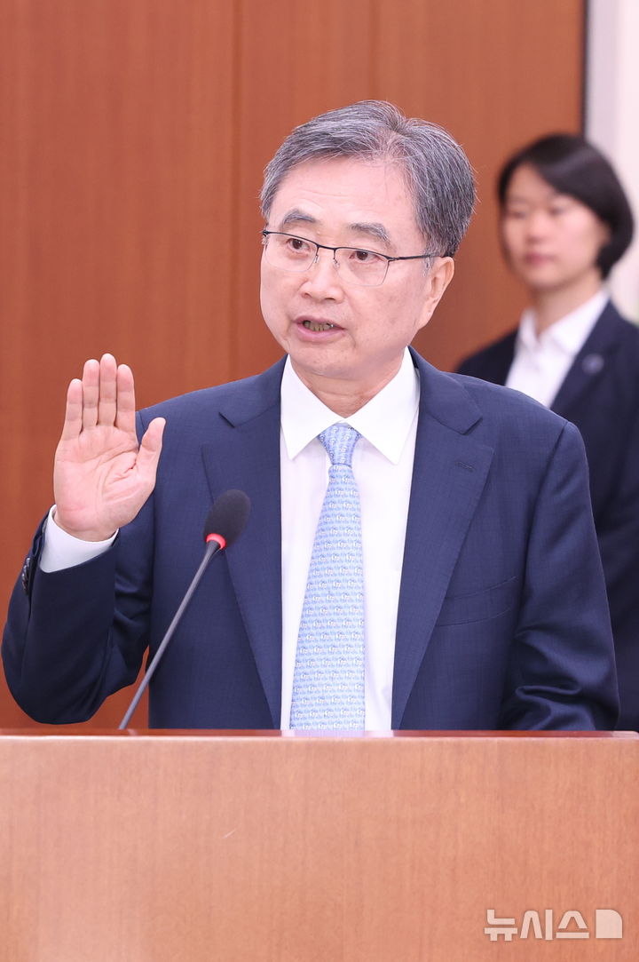 [서울=뉴시스] 고승민 기자 = 조현 외교부 장관 후보자가 17일 서울 여의도 국회 외교통일위원회에서 열린 인사청문회에서 선서를 하고 있다. 2025.07.17. kkssmm99@newsis.com