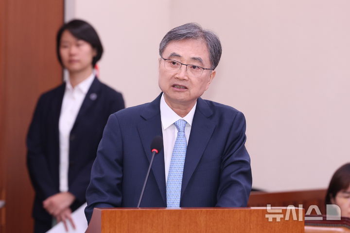 [서울=뉴시스] 고승민 기자 = 조현 외교부 장관 후보자가 17일 서울 여의도 국회 외교통일위원회에서 열린 인사청문회에서 모두발언 하고 있다. 2025.07.17. kkssmm99@newsis.com