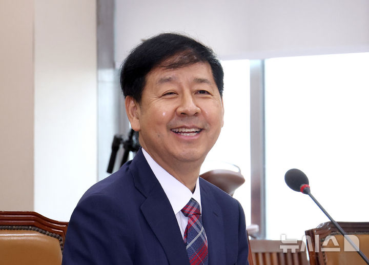 [서울=뉴시스] 김금보 기자 = 구윤철 경제부총리 겸 기획재정부 장관 후보자가 17일 서울 여의도 국회 기획재정위원회에서 열린 인사청문회를 기다리며 웃음을 보이고 있다. 2025.07.17. kgb@newsis.com