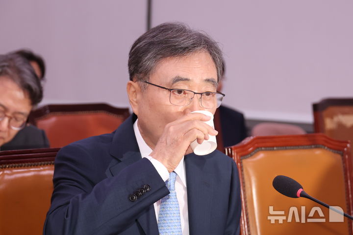 [서울=뉴시스] 고승민 기자 = 조현 외교부 장관 후보자가 17일 서울 여의도 국회 외교통일위원회에서 열린 인사청문회에서 물을 마시고 있다. 2025.07.17. kkssmm99@newsis.com