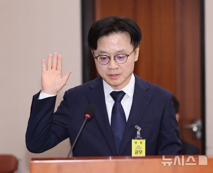 [서울=뉴시스] 김명년 기자 = 김정관 산업통상자원부 장관 후보자가 17일 오전 서울 여의도 국회 산업통상자원중소벤처기업 위원회 전체회의에서 열린 인사청문회에서 선서하고 있다. 2025.07.17. kmn@newsis.com
