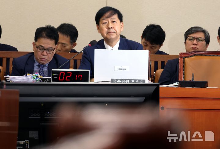 [서울=뉴시스] 조성봉 기자 = 구윤철 경제부총리 겸 기획재정부 장관 후보자가 17일 서울 여의도 국회 기획재정위원회에서 열린 인사청문회에서 의원의 질의를 듣고 있다. 2025.07.17. suncho21@newsis.com