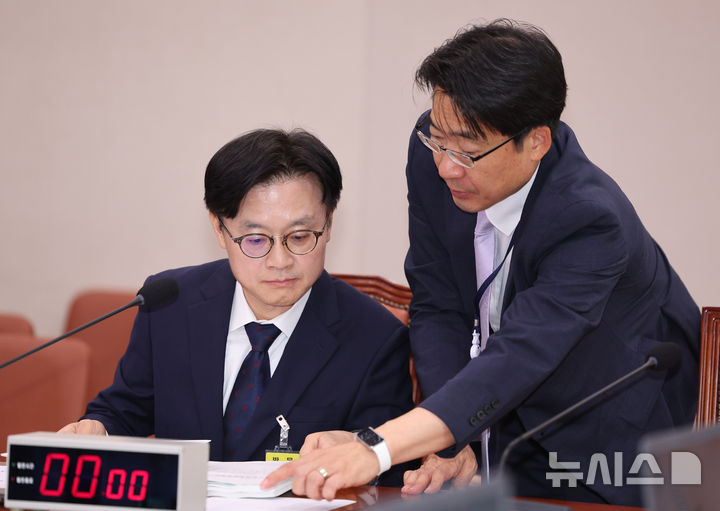 [서울=뉴시스] 김명년 기자 = 김정관 산업통상자원부 장관 후보자가 17일 오전 서울 여의도 국회 산업통상자원중소벤처기업위원회에서 열린 인사청문회에서 자료를 살펴보고 있다. 2025.07.17. kmn@newsis.com