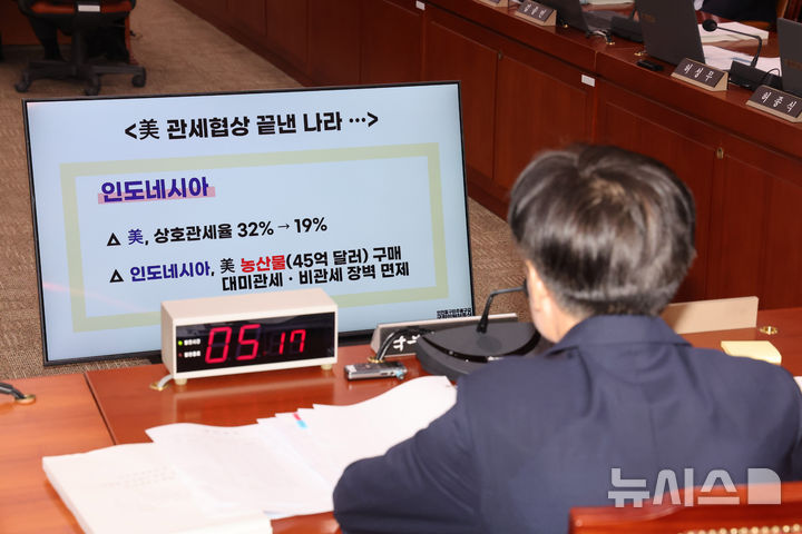 [서울=뉴시스] 김명년 기자 = 김정관 산업통상자원부 장관 후보자가 17일 오전 서울 여의도 국회 산업통상자원중소벤처기업위원회에서 열린 인사청문회에서 관세협상 관련 질문을 받고 있다. 2025.07.17. kmn@newsis.com