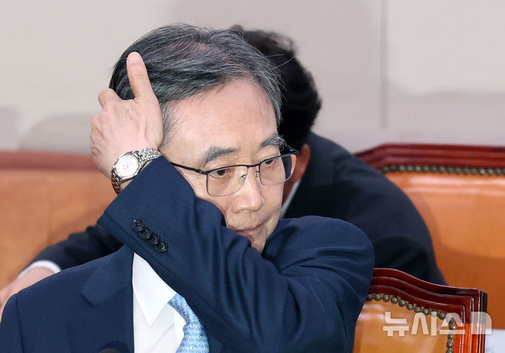[서울=뉴시스] 고승민 기자 = 조현 외교부 장관 후보자가 17일 서울 여의도 국회 외교통일위원회에서 열린 인사청문회에서 머리카락을 넘기고 있다. 2025.07.17. kkssmm99@newsis.com