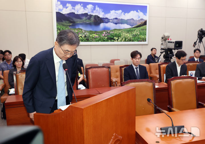 [서울=뉴시스] 고승민 기자 = 조현 외교부 장관 후보자가 17일 서울 여의도 국회 외교통일위원회에서 열린 인사청문회에서 모두발언을 마친 뒤 인사하고 있다. 2025.07.17. kkssmm99@newsis.com