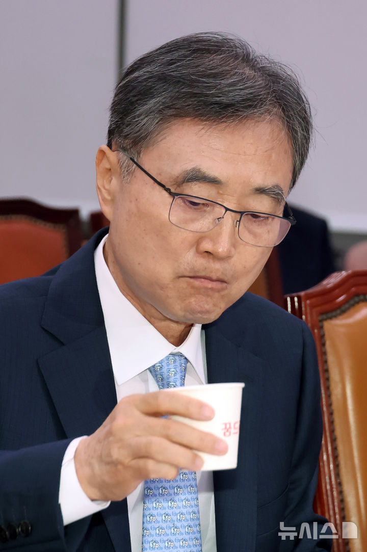 [서울=뉴시스] 고승민 기자 = 조현 외교부 장관 후보자가 17일 서울 여의도 국회 외교통일위원회에서 열린 인사청문회에서 물을 마시고 있다. 2025.07.17. kkssmm99@newsis.com