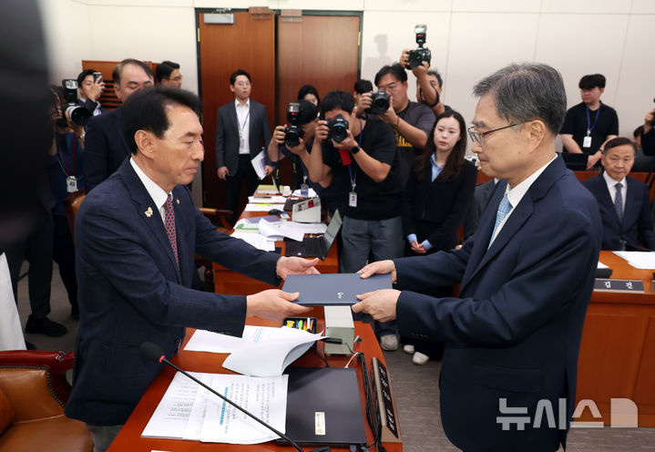 [서울=뉴시스] 고승민 기자 = 조현 외교부 장관 후보자가 17일 서울 여의도 국회 외교통일위원회에서 열린 인사청문회에서 김석기 위원장에게 선서문을 전달하고 있다. 2025.07.17. kkssmm99@newsis.com