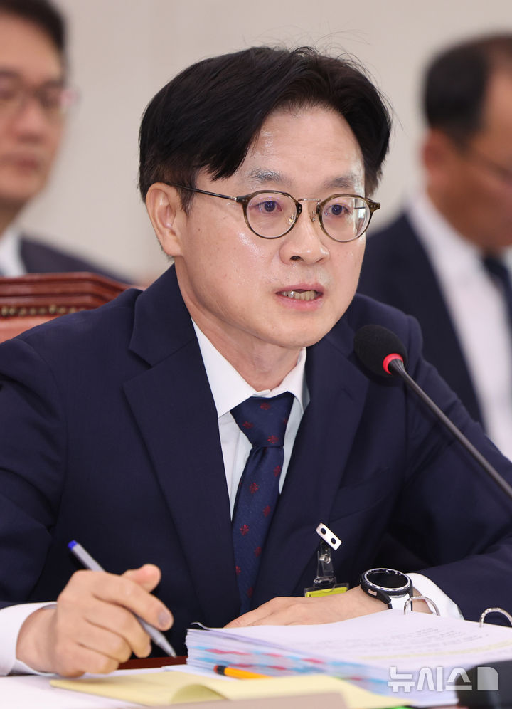 [서울=뉴시스] 김명년 기자 = 김정관 산업통상자원부 장관 후보자가 17일 오전 서울 여의도 국회 산업통상자원중소벤처기업위원회에서 열린 인사청문회에서 의원 질의에 답하고 있다. 2025.07.17. kmn@newsis.com