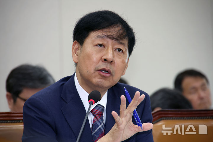 [서울=뉴시스] 김금보 기자 = 구윤철 경제부총리 겸 기획재정부 장관 후보자가 17일 서울 여의도 국회 기획재정위원회에서 열린 인사청문회에서 질의에 답하고 있다. 2025.07.17. kgb@newsis.com