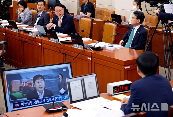 [서울=뉴시스] 김금보 기자 = 구윤철 경제부총리 겸 기획재정부 장관 후보자가 17일 서울 여의도 국회 기획재정위원회에서 열린 인사청문회에서 기재부 예산실장 당시 관급공사 업체서 지자체장을 접촉한일과 관련한 천하람 개혁신당 의원의 질의를 듣고 있다. 2025.07.17. kgb@newsis.com