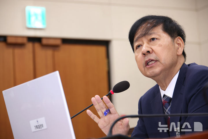 [서울=뉴시스] 김금보 기자 = 구윤철 경제부총리 겸 기획재정부 장관이 17일 서울 여의도 국회 기획재정위원회에서 열린 인사청문회에서 질의에 답하고 있다. 2025.07.17. kgb@newsis.com