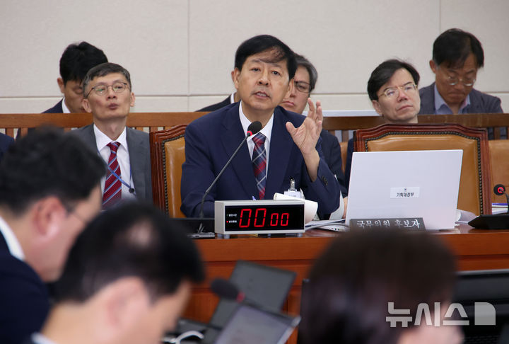 [서울=뉴시스] 김금보 기자 = 구윤철 경제부총리 겸 기획재정부 장관 후보자가 17일 서울 여의도 국회 기획재정위원회에서 열린 인사청문회에서 질의에 답하고 있다. 2025.07.17. kgb@newsis.com