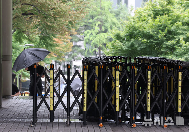 [서울=뉴시스] 배훈식 기자 = 윤석열 전 대통령이 내란 재판에 불출석한 17일 오후 서울 서초구 서울중앙지방법원 출입구 앞에 바리케이드가 설치돼 있다. 이날 내란 우두머리·직권남용 권리행사 방해 혐의 11차 공판에 불출석한 윤 전 대통령의 구속적부심사는 오는 18일 열릴 예정이다. 2025.07.17. dahora83@newsis.com
