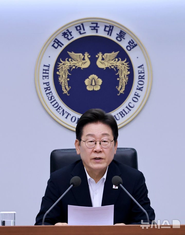 [서울=뉴시스] 최동준 기자 = 이재명 대통령이 17일 서울 용산 대통령실 청사에서 열린 4차 수석·보좌관 회의에서 발언하고 있다. (대통령실통신사진기자단) 2025.07.17. photocdj@newsis.com