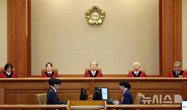 [서울=뉴시스] 조성우 기자 = 김형두(가운데) 헌법재판소장 권한대행 재판관 등 헌법재판관들이 17일 오후 서울 종로구 헌법재판소에서 이른바 '고발사주' 의혹을 받는 손준성 대구고검 차장검사(검사장)에 대한 탄핵심판사건 등 7월 심판사건에 대한 선고를 하기 위해 대심판정에 앉아 있다. 왼쪽부터 정계선, 정정미 재판관, 김형두 권한대행, 정형식, 조한창 재판관. 2025.07.17. xconfind@newsis.com