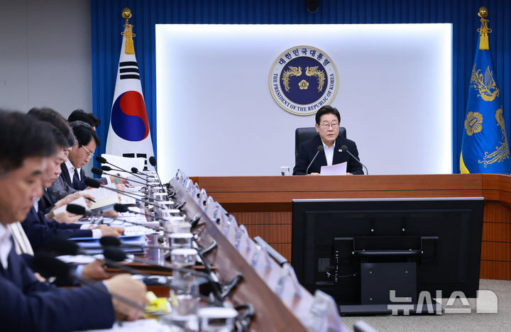 [서울=뉴시스] 최동준 기자 = 이재명 대통령이 17일 서울 용산 대통령실 청사에서 열린 4차 수석·보좌관 회의에서 발언하고 있다. (대통령실통신사진기자단) 2025.07.17. photocdj@newsis.com