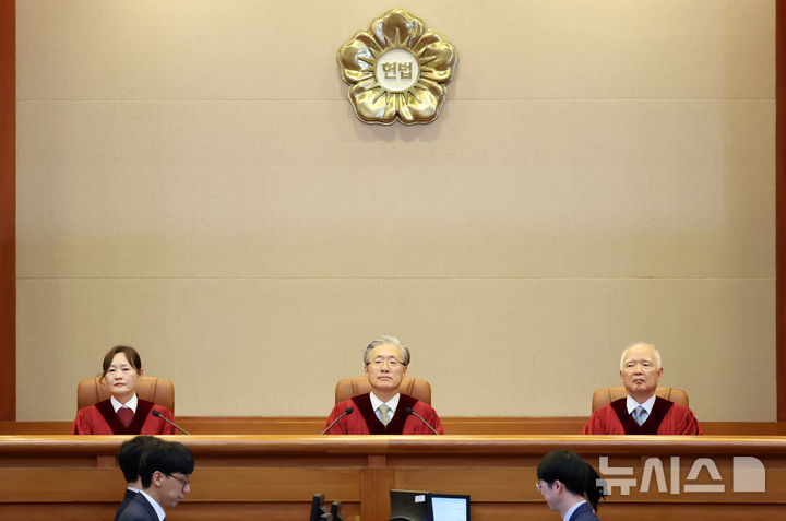 [서울=뉴시스] 조성우 기자 = 김형두(가운데) 헌법재판소장 권한대행 재판관이 17일 오후 서울 종로구 헌법재판소에서 이른바 '고발사주' 의혹을 받는 손준성 대구고검 차장검사(검사장)에 대한 탄핵심판사건 등 7월 심판사건에 대한 선고를 하기 위해 대심판정에 앉아 있다. 왼쪽부터 정정미 재판관, 김형두 권한대행, 정형식 재판관. 2025.07.17. xconfind@newsis.com