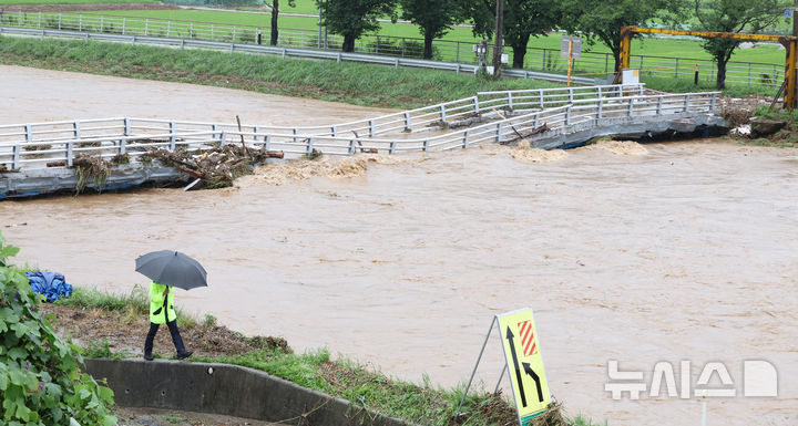 [세종=뉴시스] 강종민 기자 = 세종시 소정면 소정리 곡교천 위를 지나는 광암교가 17일 폭우로 인해 붕괴, 경찰이 출입을 통제하고 있다. 2025.07.17. ppkjm@newsis.com