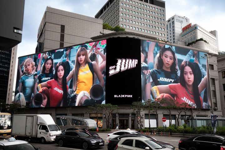 [서울=뉴시스] YG엔터테인먼트는 블랙핑크의 컴백과 월드투어 개최를 기념해 서울 주요 랜드마크에서 'PINK AREA: 테이크오버 라이팅' 캠페인을 진행 중이라고 17일 밝혔다. 신세계 백화점 명동점, 메가박스 코엑스점, 서울고속버스터미널 언더월드 DS 등에서 신곡 '뛰어(JUMP)' 뮤직비디오를 선보였으며 남산서울타워와 세빛섬, 반포대교를 핑크빛 조명으로 물들였다. 블랙핑크는 지난 5일 고양을 시작으로 로스앤젤레스 등 총 16개 도시에서 31회차의 월드투어를 하며 전 세계 팬들과 만난다. (사진=YG엔터테인먼트 제공) 2025.07.17. photo@newsis.com *재판매 및 DB 금지