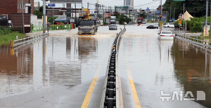 [세종=뉴시스] 강종민 기자 = 폭우가 쏟아진 17일 세종시 조치원읍 홍익대학교 세종캠퍼스 정문 인근 도로가 물에 잠겨 차량들이 침수돼 있다. 2025.07.17. ppkjm@newsis.com
