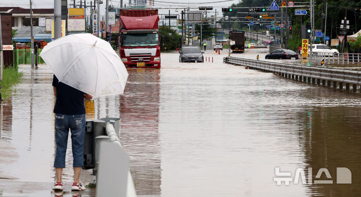 [세종=뉴시스] 강종민 기자 = 폭우가 쏟아진 17일 세종시 조치원읍 홍익대학교 세종캠퍼스 정문 인근 도로가 물에 잠겨 차량들이 침수돼 있다. 2025.07.17. ppkjm@newsis.com